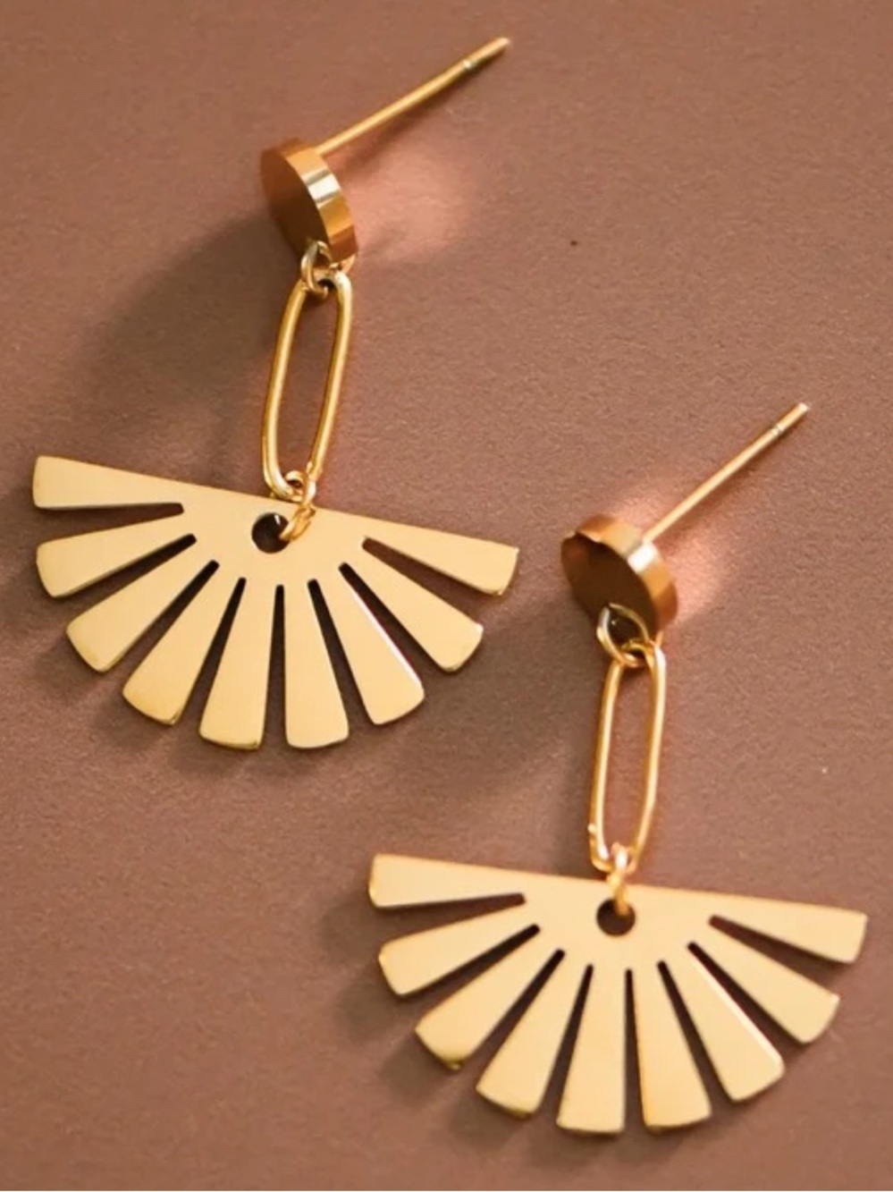 657. 18K gold retro drop earring